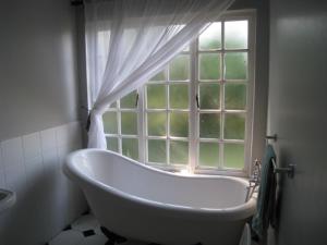 EshoweEshowe Hills Golf Estate的带浴缸的浴室和窗户