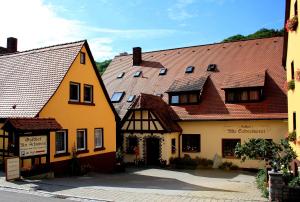 罗滕堡老木匠酒店的城镇街道上的一群建筑物