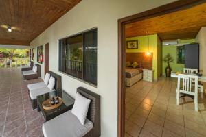 Korovou万竹可海湾度假酒店的一个带椅子的门廊和一张位于客房内的床