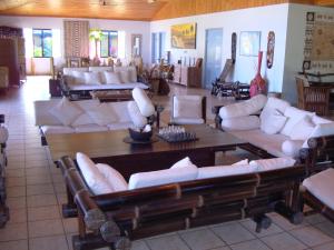 Korovou万竹可海湾度假酒店的客厅配有白色的沙发和桌子