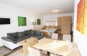 瓦尔内明德GRÜNBLAU RELAX Pension & Apartments的客厅配有沙发和桌子