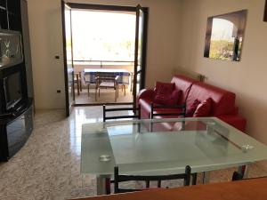 格拉多Villa Dora的客厅配有红色的沙发和桌子
