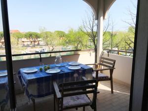 格拉多Villa Dora的美景阳台配有桌椅