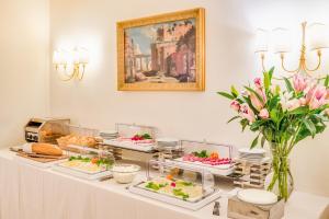 罗马阿基米德莱里酒店的自助餐,包括几道菜肴在餐桌上