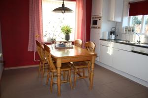 BerghemLogerenbijonsz的厨房配有木制餐桌和椅子