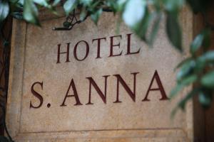 罗马S.安娜酒店的标牌上写着酒店s amana