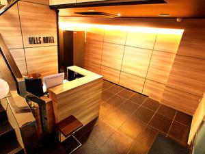 东京格坦达希尔斯酒店的浴室设有书桌和墙上的标志