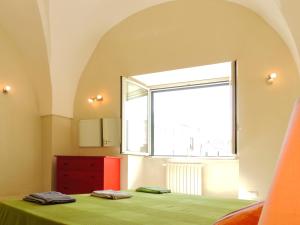 迪索Oikia Vacanze Diso Giulia的一间卧室设有一张床和一个窗口