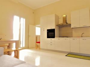 迪索Oikia Vacanze Diso Giulia的白色的厨房配有白色橱柜和水槽
