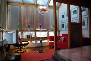 努尔黑姆松Hardanger Feriesenter Nesvika的客厅配有红色沙发和电视
