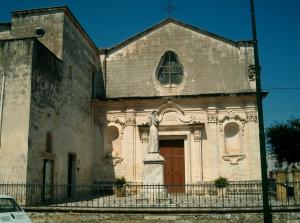 萨利切萨伦蒂诺Casa Vienna的一座古老的教堂,前面有十字架