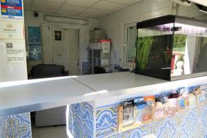 莫哈卡尔马赛纳斯中心假日酒的一间医院,带鱼缸的柜台