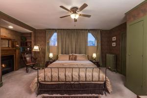 绿湾Astor House的一间卧室配有一张床和吊扇