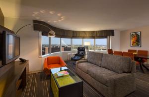 达拉斯达拉斯凯悦大酒店的客厅配有沙发和桌子