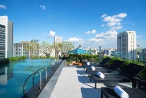 曼谷曼谷素坤逸凯悦嘉轩酒店 - SHA Extra Plus Certified的一座带游泳池和城市的屋顶酒店
