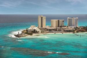 坎昆Hyatt Ziva Cancun的海洋度假胜地的空中景观