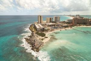 坎昆Hyatt Ziva Cancun的享有度假胜地和海洋的空中景致