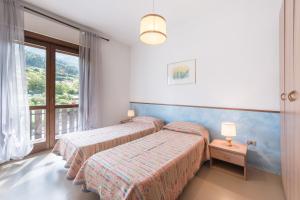 维塔罗Albergo Cinzia的酒店客房设有两张床和窗户。