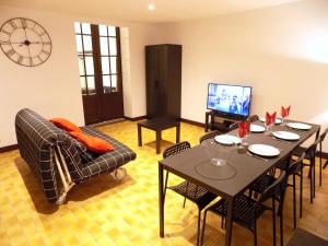 沙勒罗瓦Maison Roosevelt - Charleroi Airport - Ideal Families的客厅配有桌椅和电视。