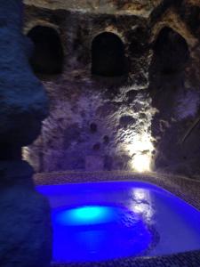 PeñaflorCasa Spa La Agueda y Robledo的洞穴中带蓝色灯光的游泳池