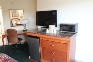 代托纳海滩格兰德普利克斯海滨汽车旅馆的客房设有书桌、微波炉和电视。