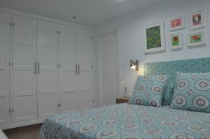 弗里希利亚纳La Casita De Angela的一间卧室配有一张床和白色橱柜