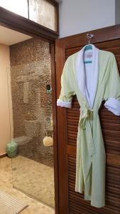 圣胡安Cozy Beach Apartment的浴室的门上挂着一件长袍