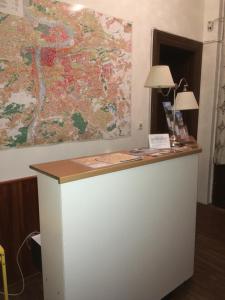 布拉格EMMA酒店的墙上有地图的柜台
