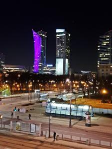 华沙Coser Apartamenty Centrum 1的城市天际线的夜晚,紫色的建筑