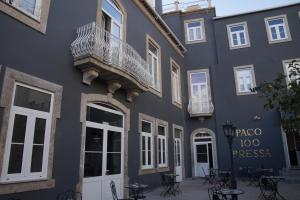 科维良Paço 100 Pressa的一侧带阳台的建筑