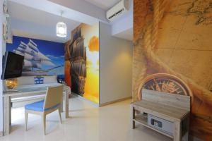 库塔拉达纳酒店的一间设有床、长凳和墙壁的房间
