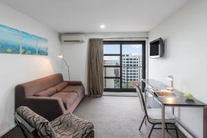 Nesuto St Martins Apartment Hotel的休息区