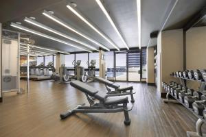 伯明翰伯明翰凯悦酒店 - 温佛瑞酒店的一间健身房,里面配有跑步机和机器