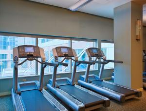 西班牙港特立尼达凯悦酒店的窗户前设有两个跑步机的健身房