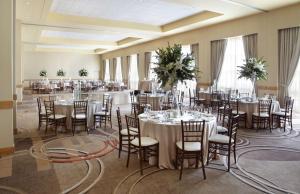 罗斯芒特奥黑尔近罗斯蒙特凯悦酒店 的宴会厅配有白色的桌椅