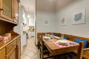 佛罗伦萨阿蒂利奥公寓的一间带木桌和椅子的厨房以及一间带桌椅的厨房。