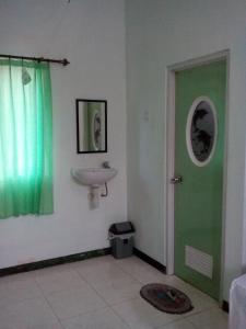 RedDoorz near Bundaran Kecil Palangkaraya的一间浴室