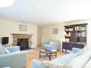 Saint ErthFarm Cottage的客厅设有两张沙发和一个壁炉