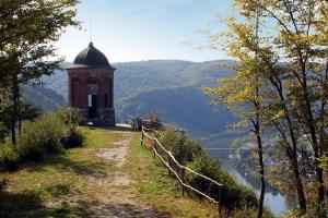 摩泽尔河畔的泽尔B&B Pension Winzerhaus Zell-Mosel的河边山坡上的建筑物