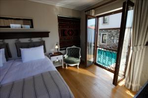 塞尔丘克以弗所阿坎图斯酒店的卧室配有床、椅子和窗户。