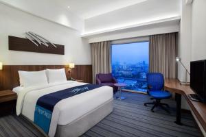 雅加达雅加达东荟城智选假日酒店的酒店客房配有一张床、一张书桌和一台电脑