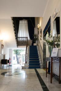 利沃诺海军酒店的大堂设有蓝色和白色墙壁的楼梯