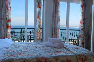 萨索斯Akti Hotel的一间卧室设有一张床,享有海景