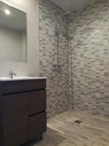罗德里戈城汨罗布里加旅馆的一间带水槽和淋浴的浴室