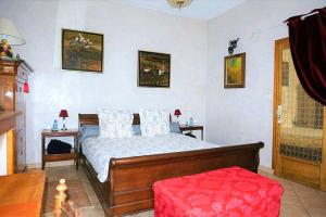 巴黎拉美苏鲁吉酒店的一间卧室配有一张床和一个红色的搁脚凳