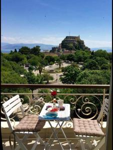 科孚镇Corfu Unreal View Flats的美景阳台配有桌椅