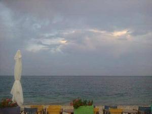 巴拉利亚-阿亚斯弗坦恩埃斯佩利兹酒店的一个带封闭式遮阳伞的海滩和大海