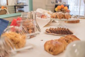 奥尔比亚泰拉诺瓦酒店的盘子上带糕点和饼干的桌子
