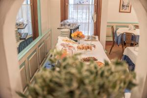 奥尔比亚泰拉诺瓦酒店的一张桌子,上面有食物
