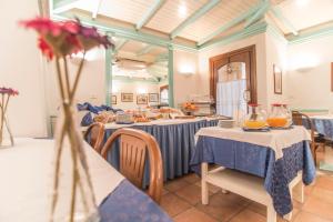 奥尔比亚泰拉诺瓦酒店的一间设有蓝白桌布的餐桌的用餐室